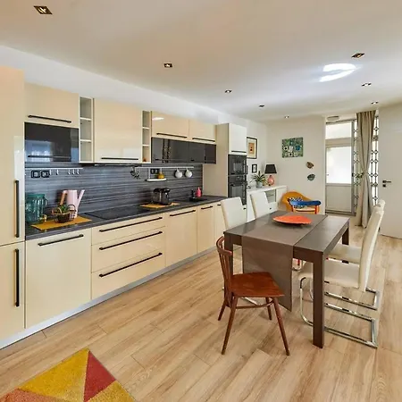 דירה Stylish Next To Castle, Location