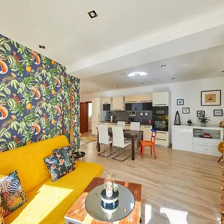 Stylish Next To Castle, Location