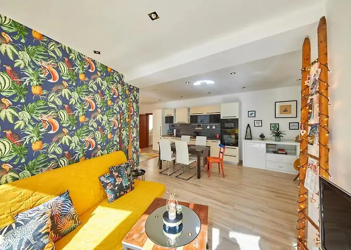 Stylish Next To Castle, Location